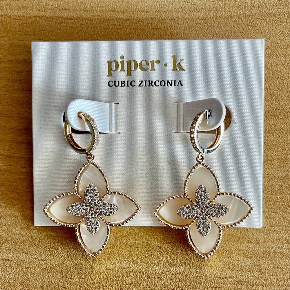NWT Piper Gold and Mother of Pearl Fleur de lis Earrings - Picture 2 of 7